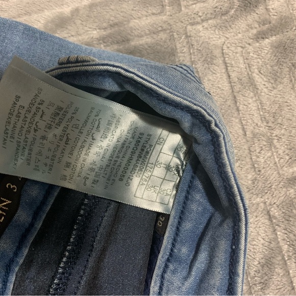 Guess blue jeans! Zippers at the ankle. - Picture 4 of 4